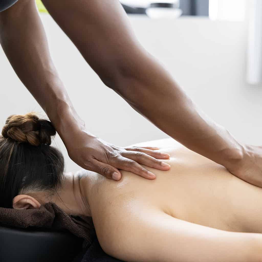 Ambre de vie faisant un massage californien sur le dos de sa cliente