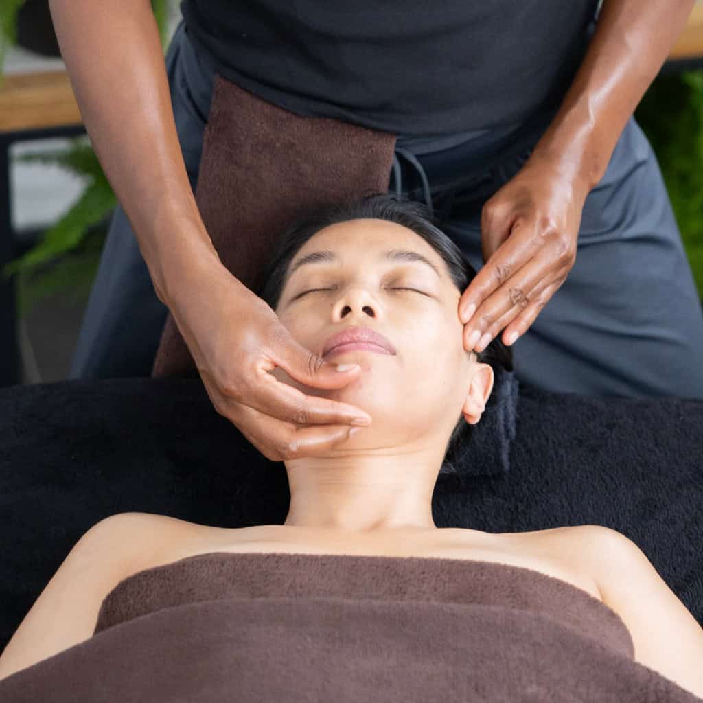Ambre de vie pratiquant un massage kobido à une cliente