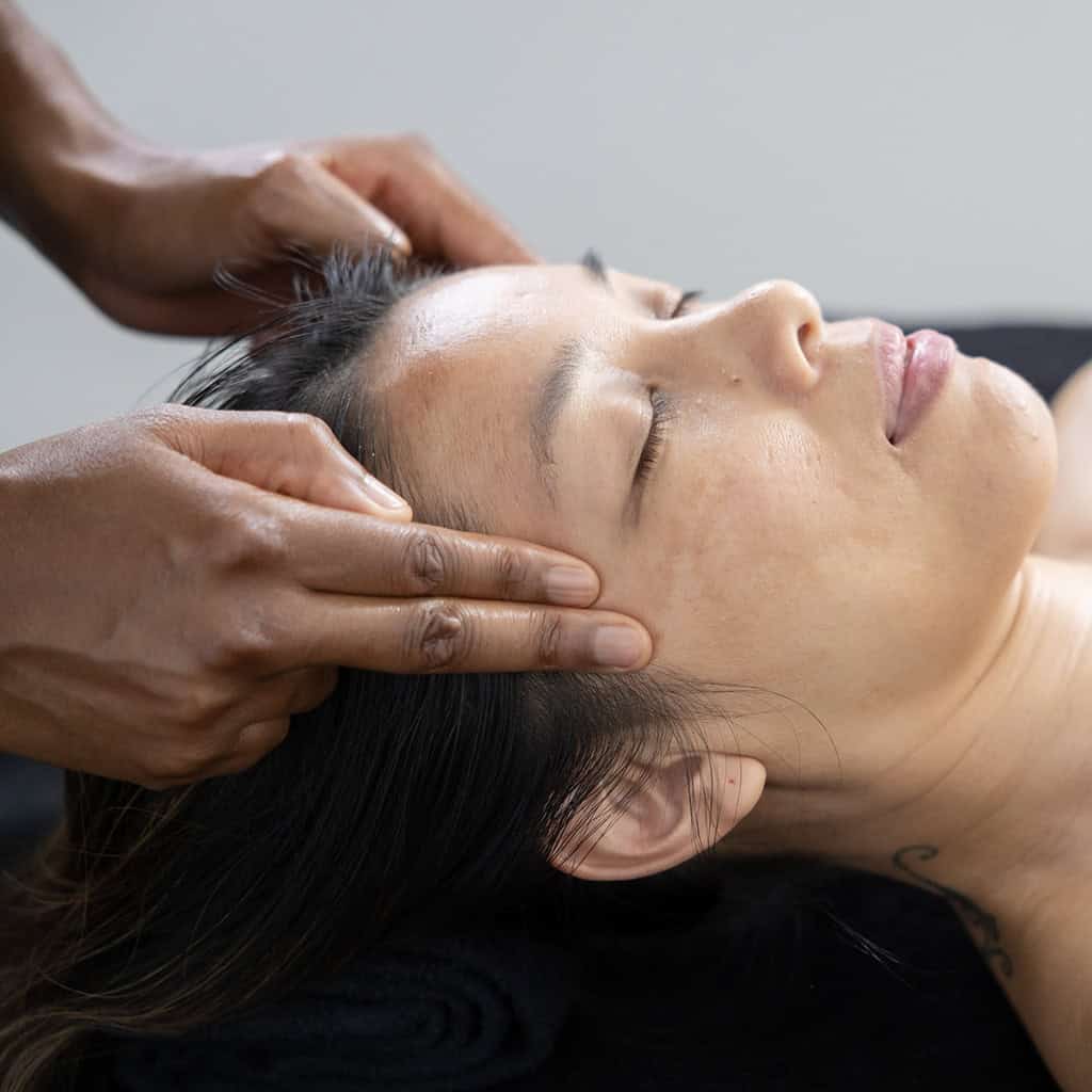 Ambre de vie faisant un massage shirotchampi sur la jambe de sa cliente